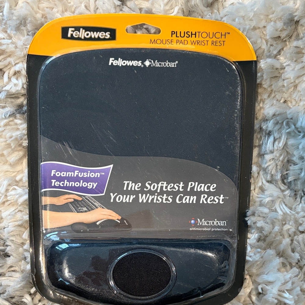 Fellowes PlushTouch Black Mouse Pad with Wrist Rest